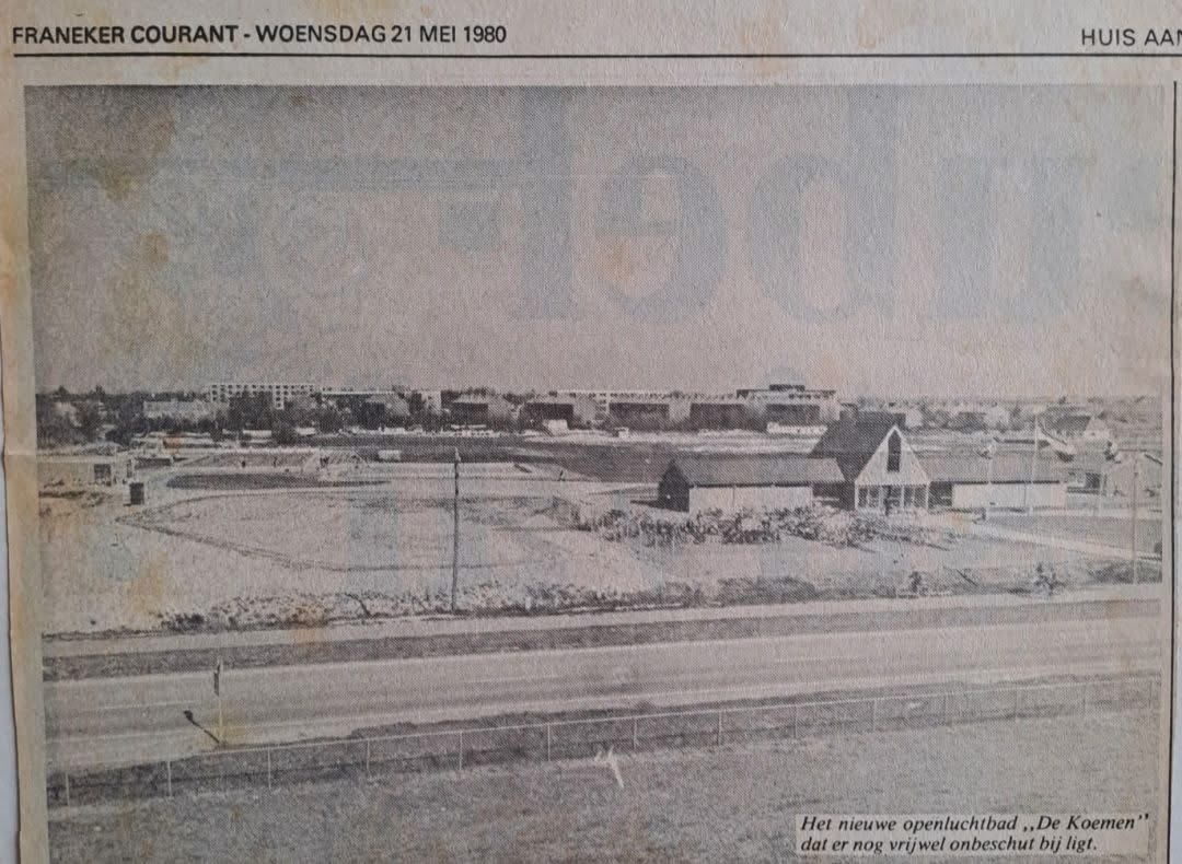Krantenknipsel uit de Franeker Courant van woensdag 21 mei 1980 met een overzichtsfoto van het nieuwe openluchtbad De Koemen in Harlingen.