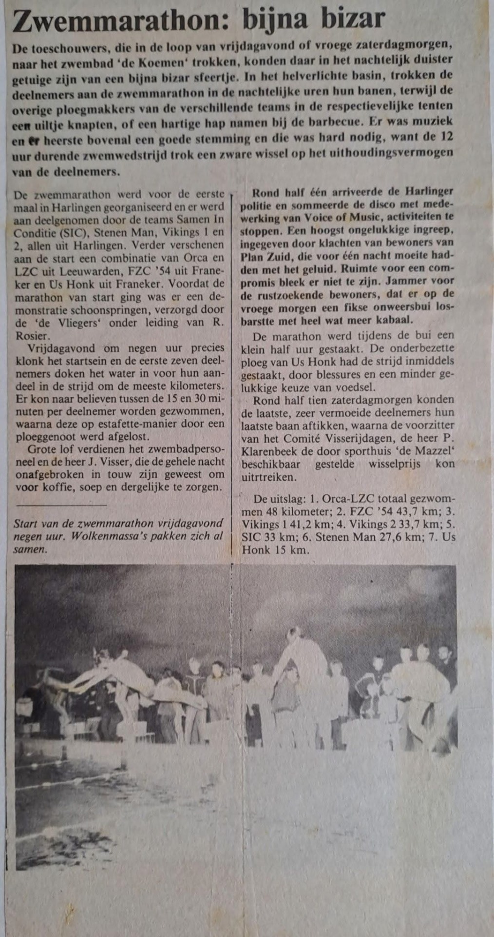 Historisch krantenartikel met de kop 'Zwemmarathon: bijna bizar' over een zwemmarathon in zwembad De Koemen in Harlingen.