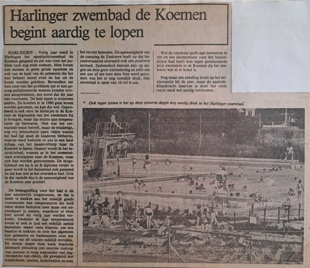 Historisch krantenartikel met foto van bezoekers van openluchtzwembad De Koemen in Harlingen.