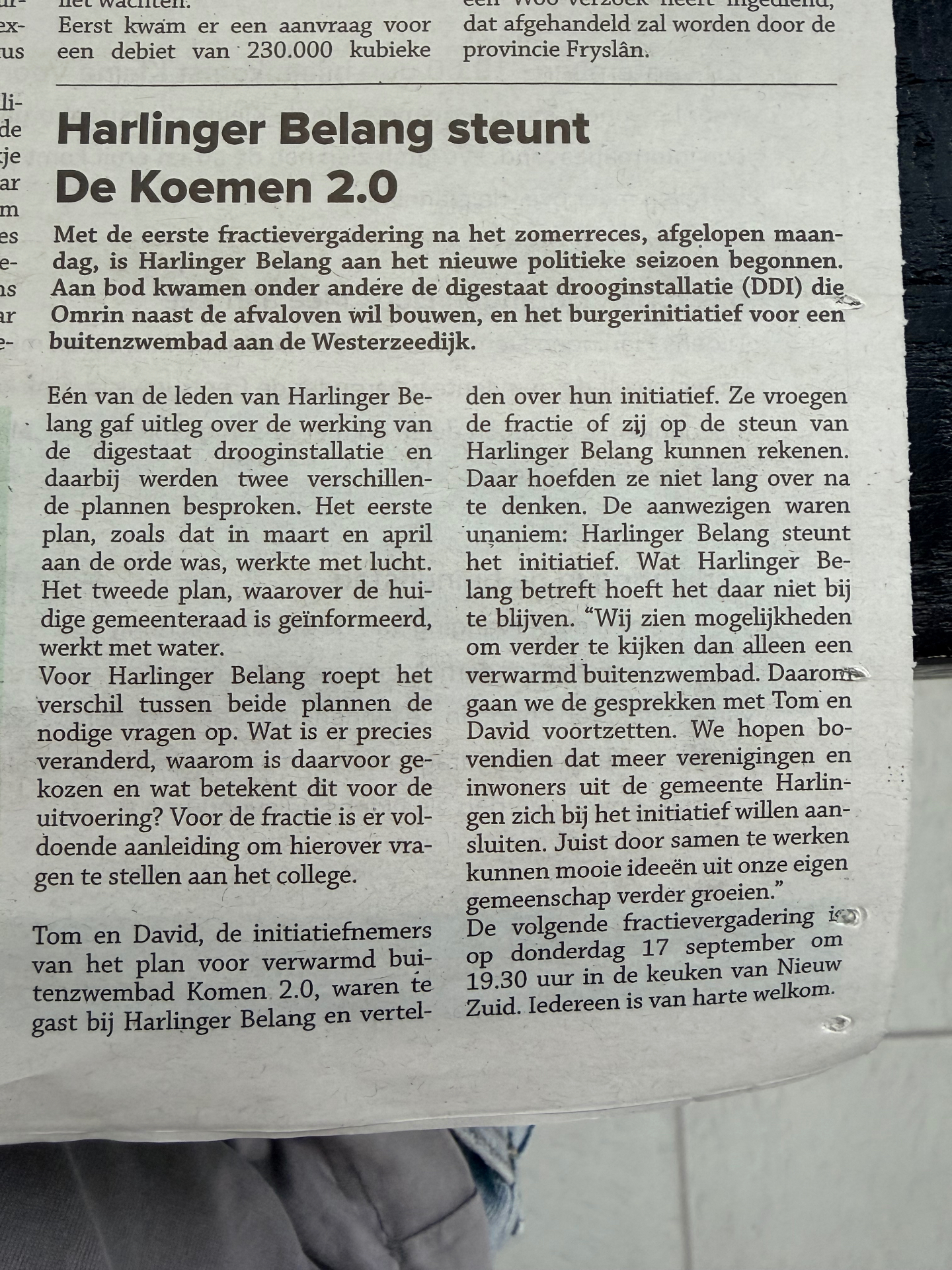 Krantenartikel met de kop “Harlinger Belang steunt De Koemen 2.0” over de fractievergadering waarin het initiatief werd toegelicht.