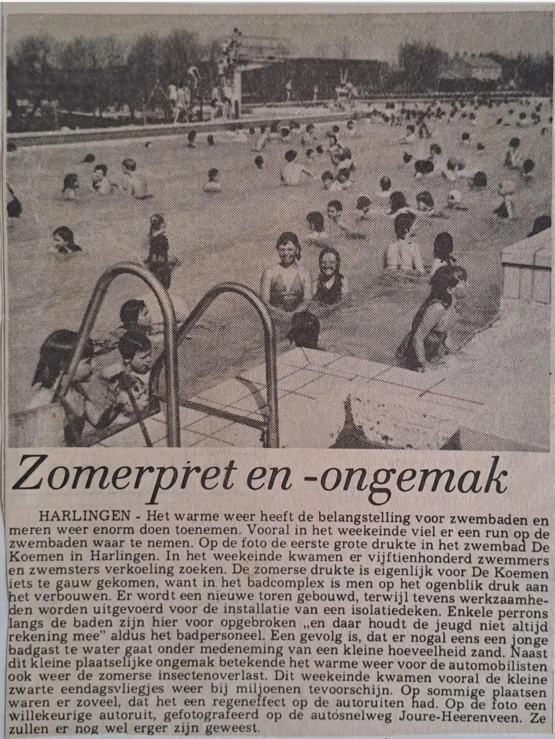 Historisch krantenknipsel met foto van een druk bezocht openluchtzwembad De Koemen in Harlingen.