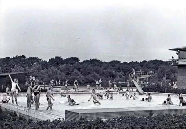 Historische zwart-witfoto van bezoekers in het voormalige openluchtzwembad De Koemen in Harlingen.