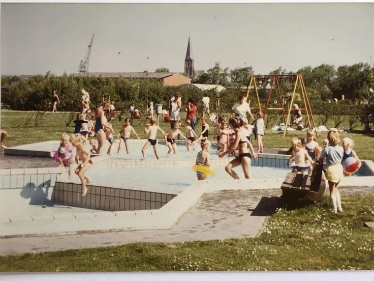 Historische foto van bezoekers in het openluchtzwembad De Koemen in Harlingen.